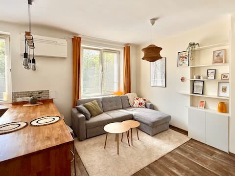 Popular Airbnb listing: Peaceful & Sunny | Air-Con | Tram & Metro Nearby in Wola