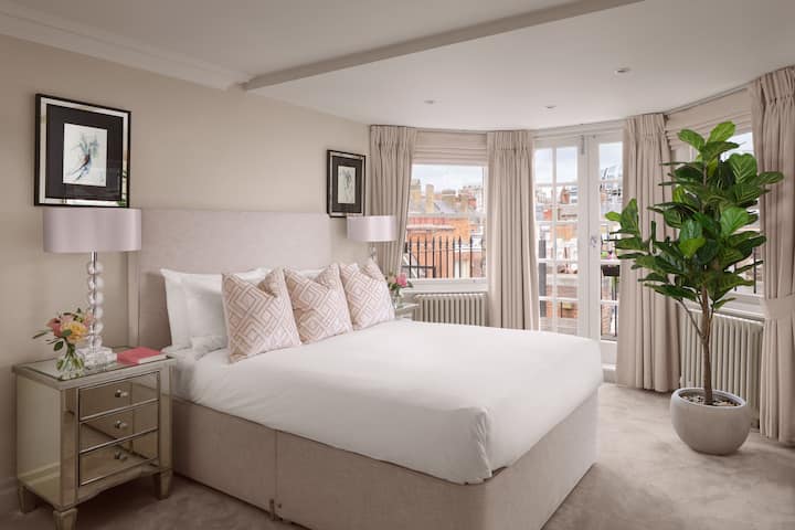 Top floor bedroom with a private terrace to admire the city skyline from