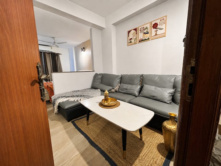 Vrinda Vaas | Spacious Stay Near Prem Mandir - Vrindavan