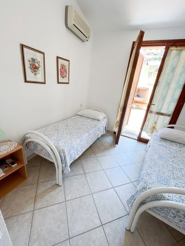 Udobna soba s dva odvojena kreveta i klima-uređajem. Mirno i osvježavajuće okruženje u kojem se možete opustiti u potpunom miru. Savršeno za parove, prijatelje ili obitelji koji traže maksimalnu udobnost tijekom svog boravka na Sardiniji.