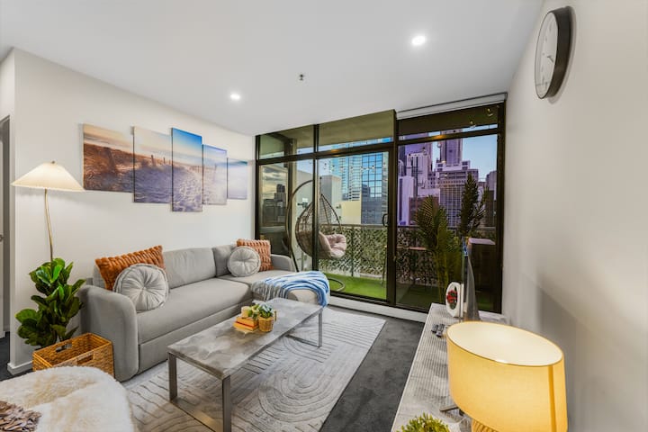 2br Skyline Retreat | High-rise Views | Pool & Gym - Melbourne