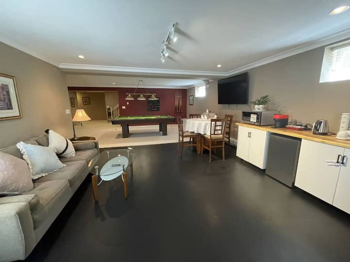 Billiards & Relaxation High-end 2br Surrey Retreat - White Rock