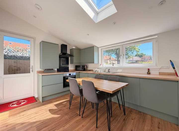 Peaceful 2 Bed House | Near Beach | Free Parking - Edinburgh, UK