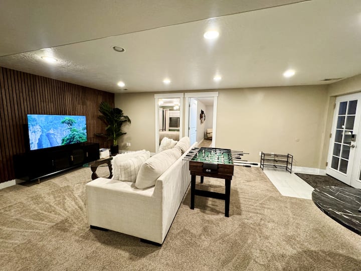 Hot Tub | Arcade Machine | Pet Friendly | Basement - Saratoga Springs, UT