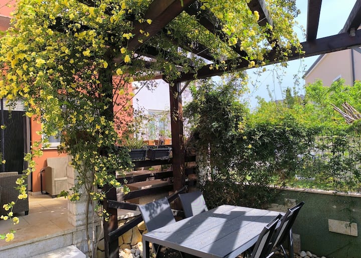 K-25560 Maison De Deux Chambres Avec La Terrasse - Rovigno