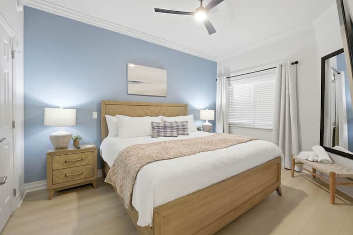 Suite King frontal que ofrece un refugio acogedor y elegante con tonos suaves y luz natural