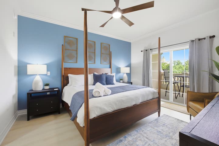 Suite principal con cama king, acceso al balcón y una vista tranquila y elevada