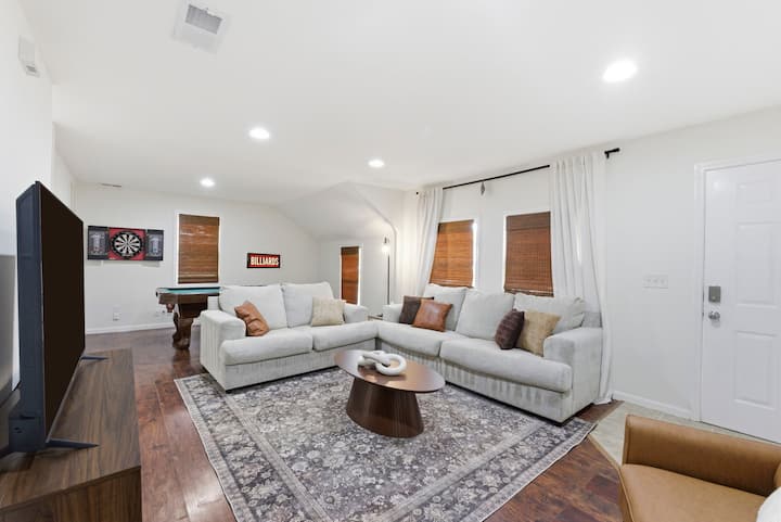 World Cup Retreat W/ Pool Table + Game Room - Kansas City, MO
