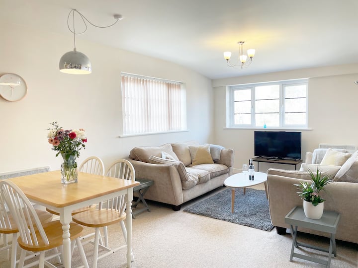 Wallis Square 2 Bedroom Apartment - Farnham