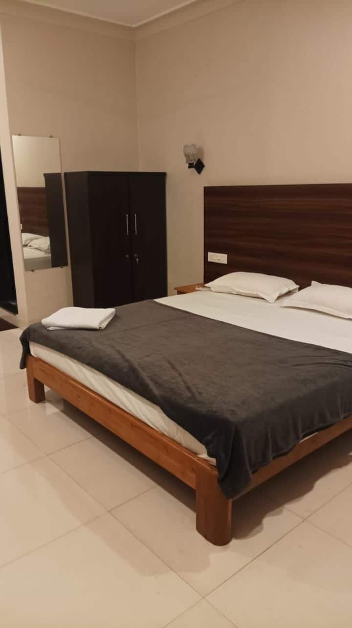Bedroom 1 image 4