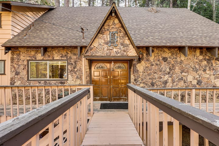 Walk To Lake Arrowhead! All-season Alpine Escape - Lake Arrowhead, CA