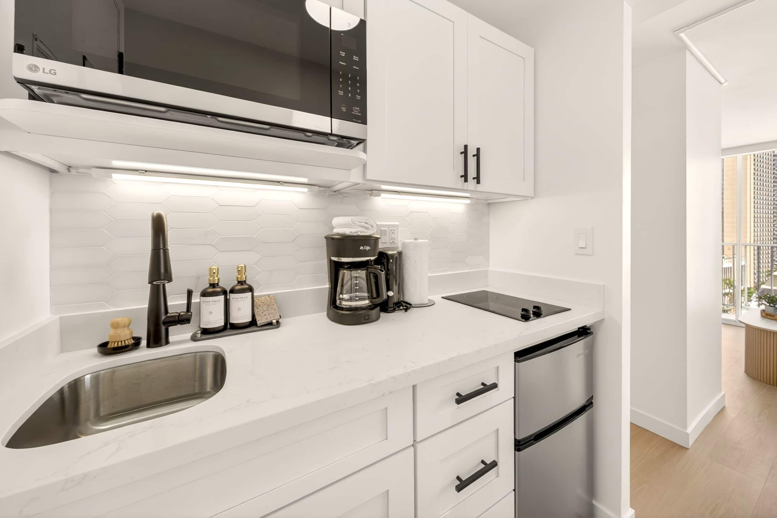 Condo in Honolulu · ★5.0 · Studio · 2 beds · 1 private bath - Image 11