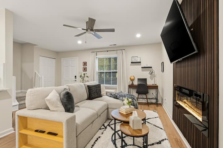 Walk To Dt Cary | Modern Spa Townhome - Cary, NC