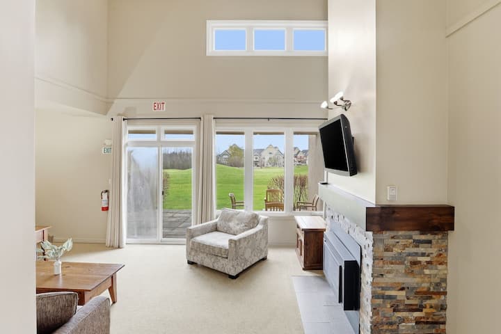 Bright 3bdr Condo - Golf Course Views, Close To Bm - Collingwood
