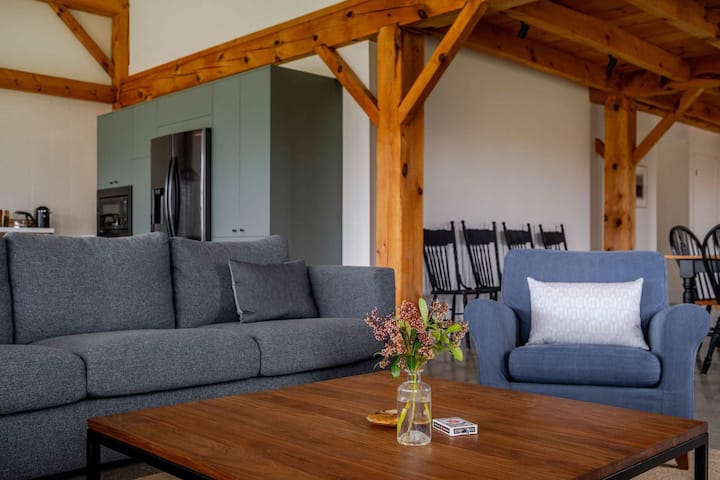 Black Ridge Barn - Minimalist Restored Barn - Picton, Canada