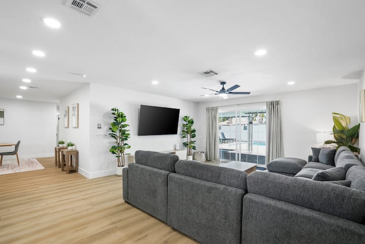 The Pawnee Pad Pool Oasis- Sleeps 12 - Las Vegas, NV