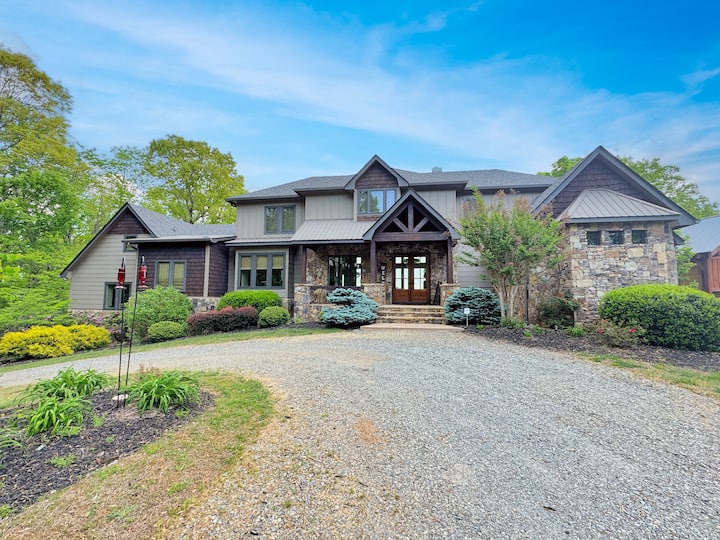 Villa Serena -Private Pickleball, Hot Tub, Luxury - Blue Ridge, GA