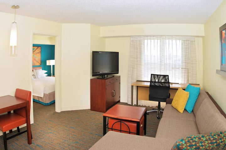Evansville East Queen Suite W/breakfast, Pool, Gym - Evansville, IN
