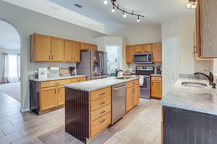 Spacious 4br Home In Deltona W/ Screened Porch! - Deltona, FL