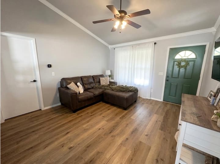 Renovated - Red Brick Rose Retreat | Mins From Ua - Fayetteville, AR