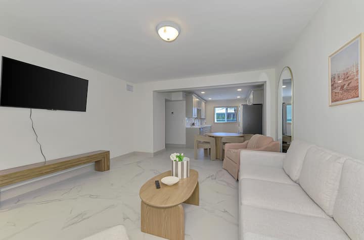 4 Private Units • Sleeps 16 • Large Group Stay - Englewood, FL