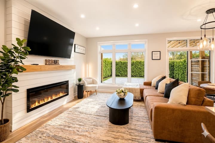 Modern 3br | Hot Tub • Theater • 4 Bath - Niagara Falls