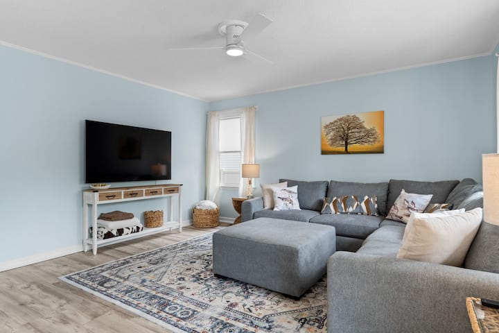 Oak & Current – Walk To Beach And Dining - Oak Island, NC
