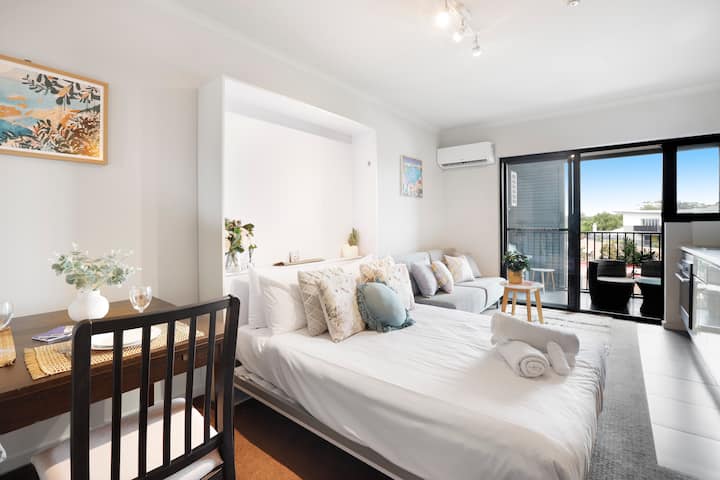 Beautiful Studio With City Views In Randwick - Randwick