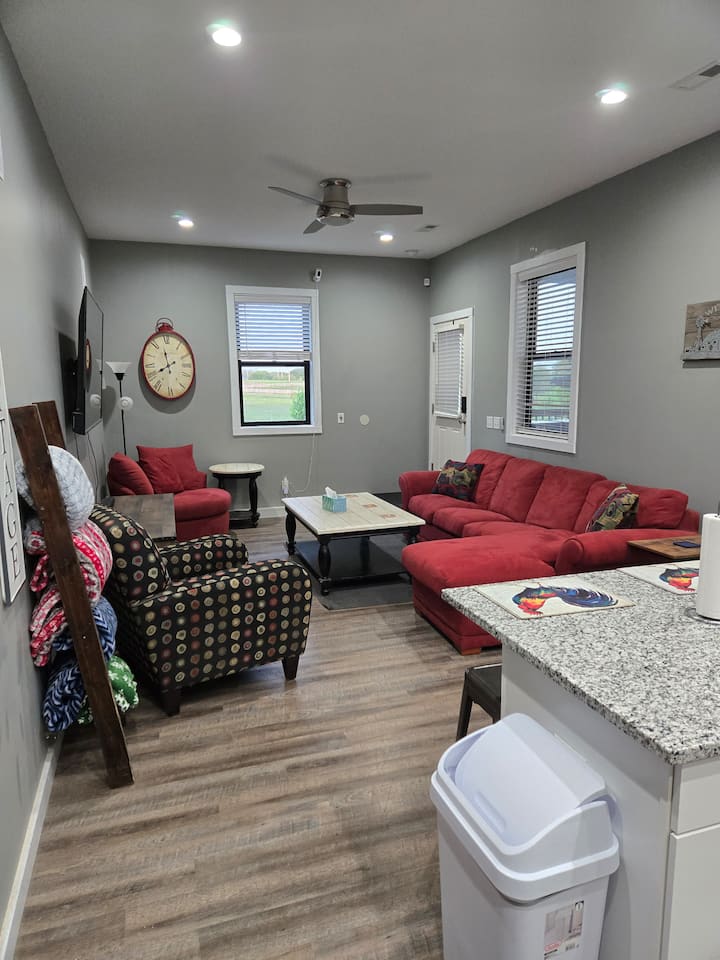 Secluded Oasis With Animals And Entertainment. - Shawnee, KS