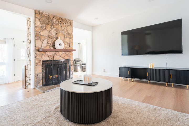 Spacious Home W/ Pool+spa, Close To Beach & Shops - Huntington Beach, CA