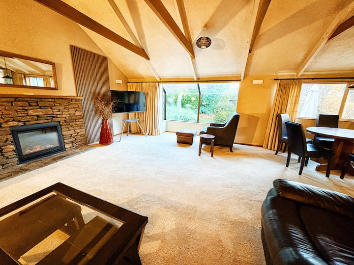 Queen's Garden Mountain View Holiday Home - Queenstown
