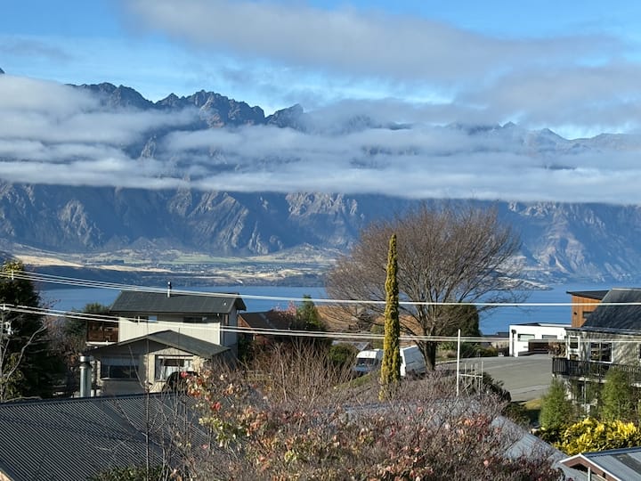 Mountain Views | Cot & Fireplace | Garden 3brhouse - Queenstown