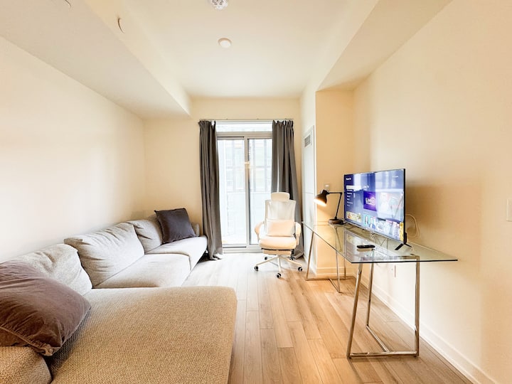 Modern Minimalist Retreat 1 Bedroom 1 Den Suite - Toronto