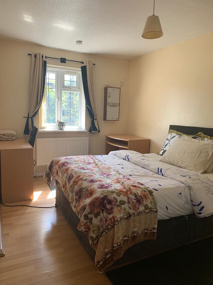 Large Room, Quiet Home/area, Near Transportation. - Brentford