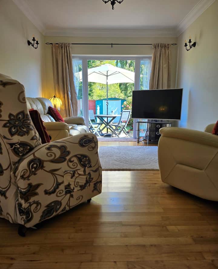 A Quaint Bungalow Nestled In Peaceful Surroundings - Southend-on-Sea