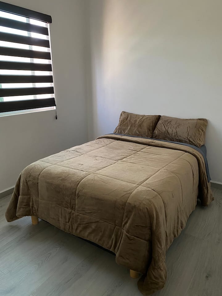Inajumuisha: mashuka, mito miwili, blanketi, mapazia ya kuzuia mwanga, kabati kubwa. Na feni ya kwenye kitako. -