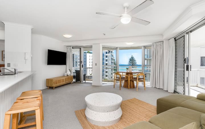 Snapper Ocean Views | Pool | 2 Bdr | Sleeps 7 - Coolangatta