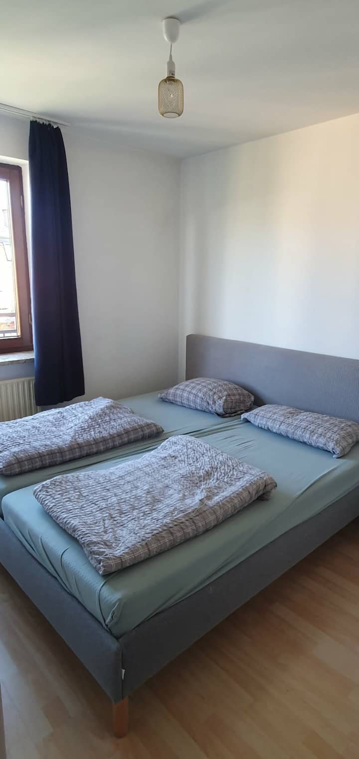 غرفة نوم بسرير مزدوج (مرتبتان، كل منهما 90 × 200 سم)