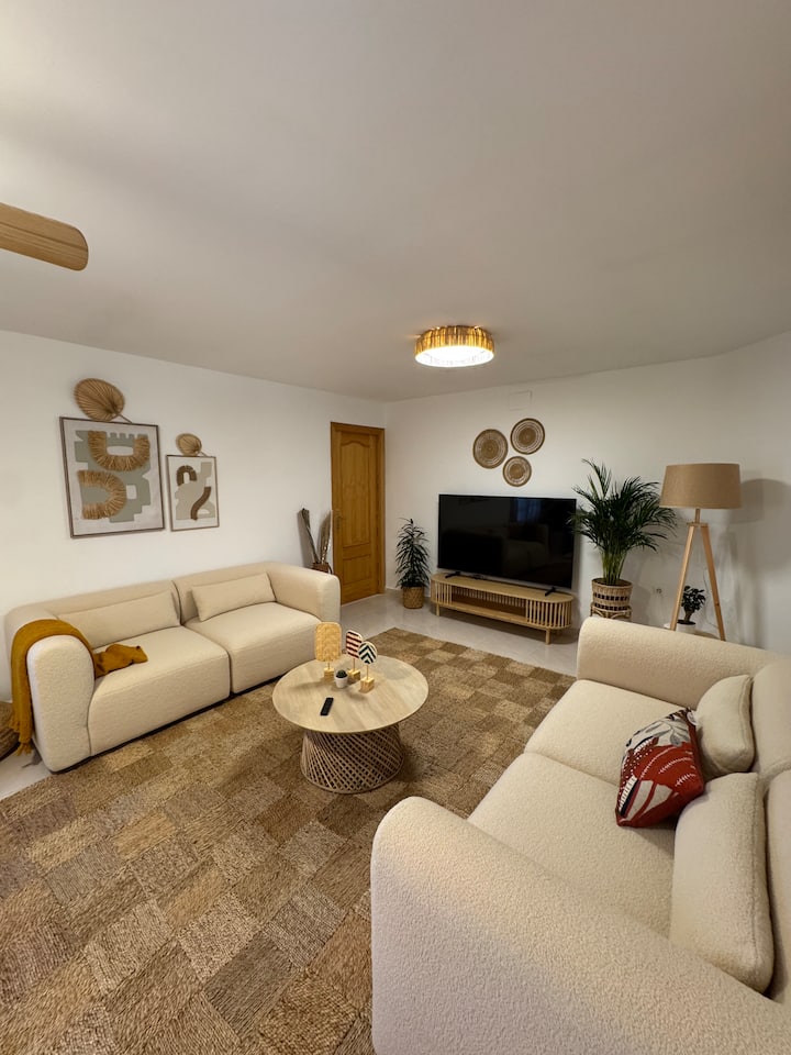 Casa Exclusiva Con Bodega Y Jardín Privado - Requena, España