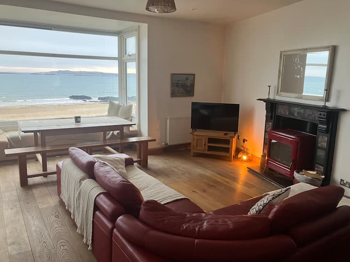Wavecrest. 
Beachfront Studio. Rhosneigr. - Rhosneigr