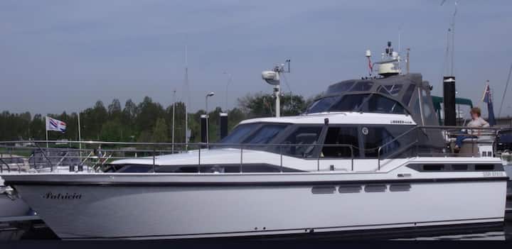 Cabourg ,Petit Yacht à Port Guillaume - Houlgate