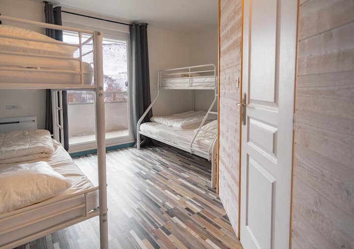 3. spavaća soba ima balkon i može primiti 5 osoba u 2 kreveta na kat, 1 krevet od 140 cm (55 inča) i 3 kreveta od 90 cm (35 inča).