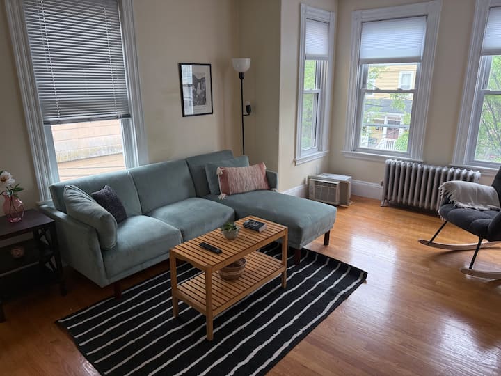 Spacious 4br Retreat• Sleeps 7 - Somerville, MA