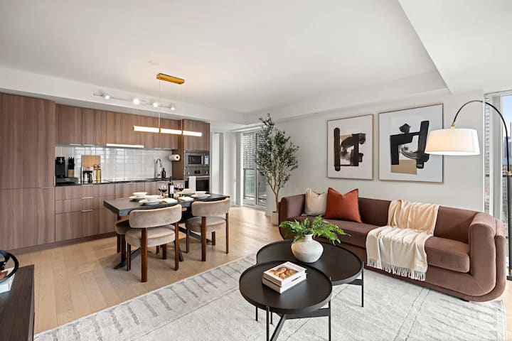 Yorkville Corner Unit, Easy Transit Access - Bradford