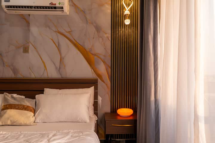 Inondé de lumière naturelle quand vous voulez un réveil plein d'énergie, ou douillet et ombragé quand il est temps de faire la grasse matinée. Fermez les rideaux et blottissez-vous dans des draps frais et impeccables conçus pour un sommeil profond.