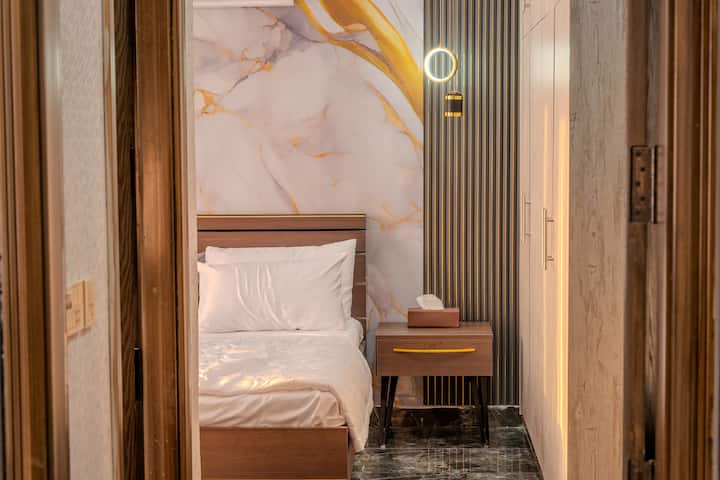 Réveillez-vous avec la douce lumière du jour qui entre par les fenêtres et une vue paisible sur le jardin. Avec ses draps frais et son design bien pensé, cette chambre est un pur bonheur matinal