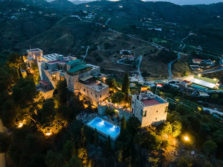 Un Castillo De Cuento,una Escapada Para Recordar - Ojén