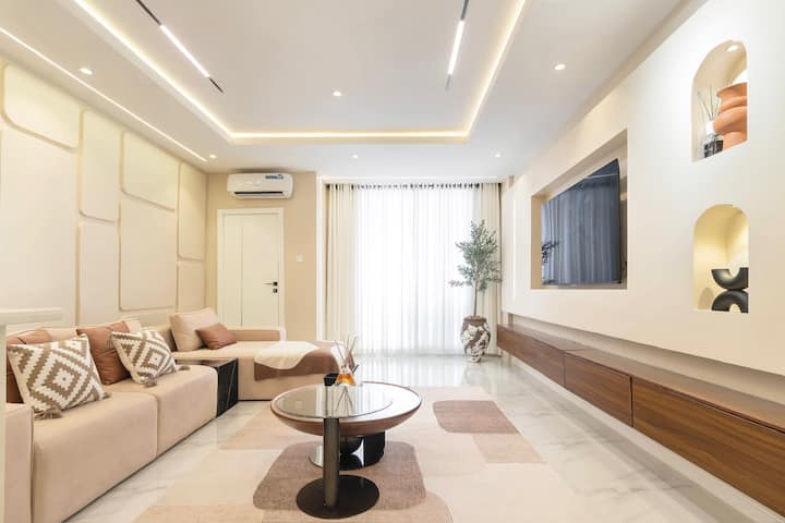 Serene Luxury 2br In Lekki Phase 1 W/pool & Gym - Lagos