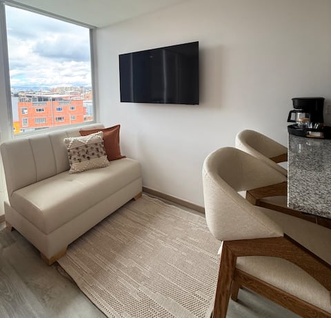 Anuncio de Airbnb popular: Luma Studio, Design, Fast WiFi, 50" SmartTV, North en Suba