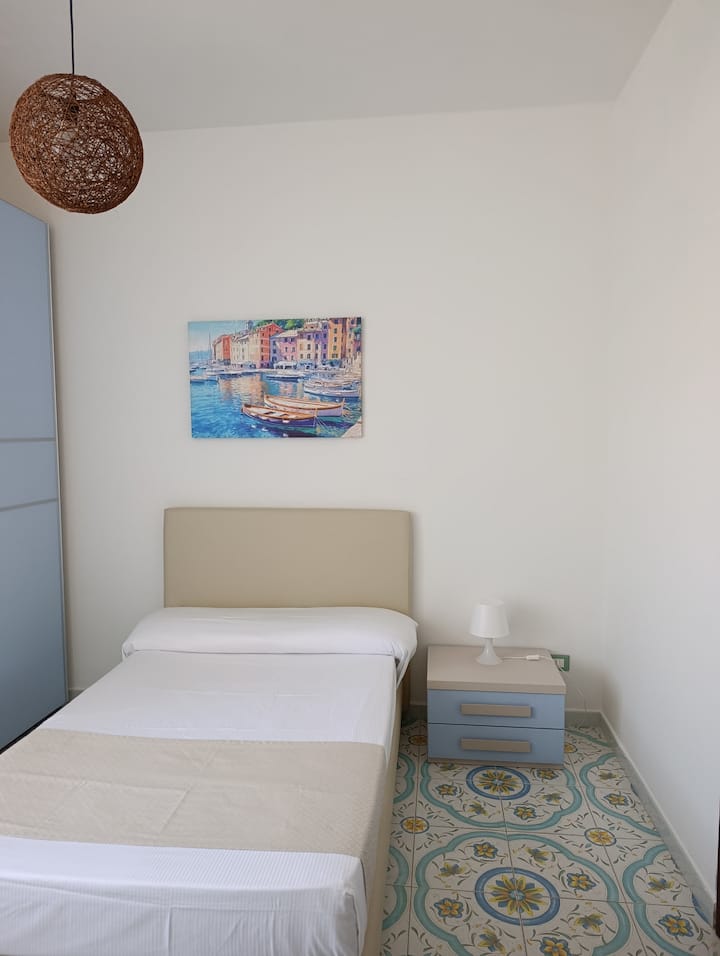 Dhomë gjumi me një krevat dopio "Queen" dhe një krevat tek. Banjë private.
